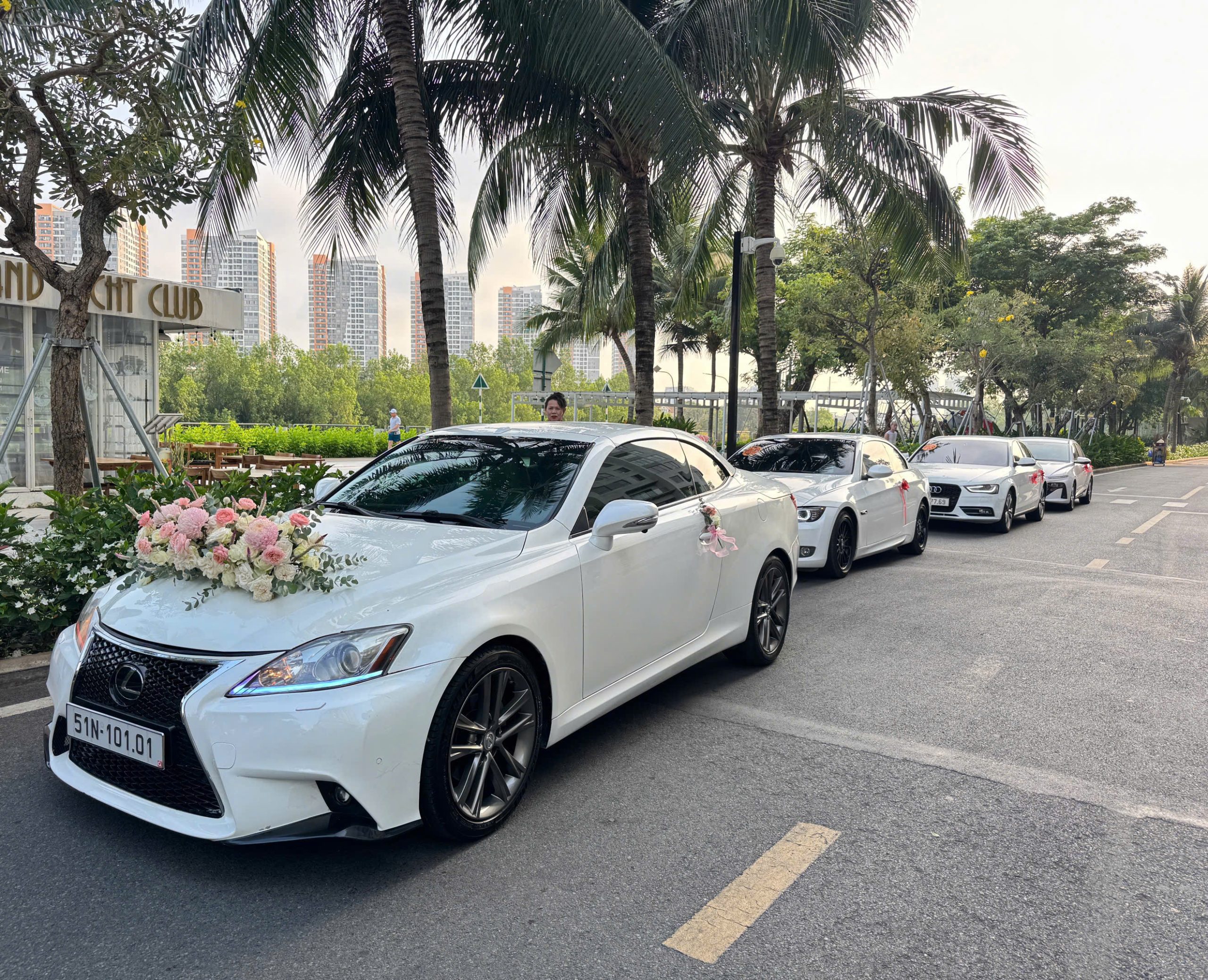 Thuê Xe Hoa Mui Trần Tại Hồ Chí Minh
